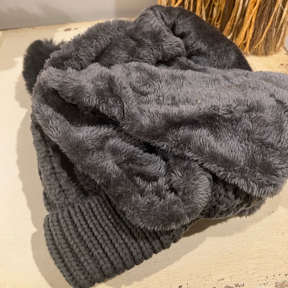 UGG Charcoal Grey Hat & Infinity Scarf set - Picture 2 of 2